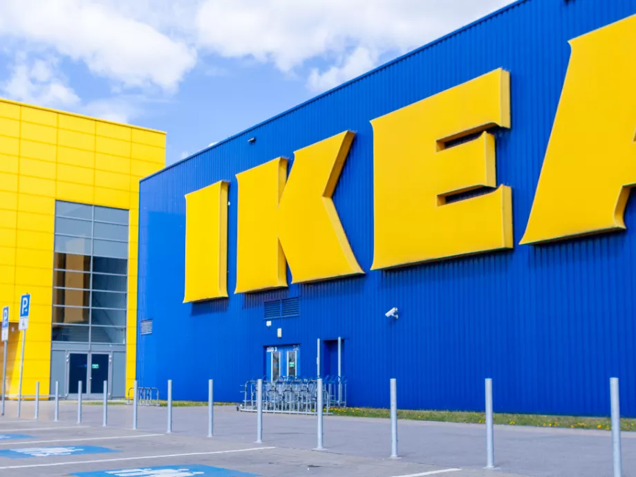 Az IKEA csökkenti a nem oltott munkavállalók táppénzét Angliában