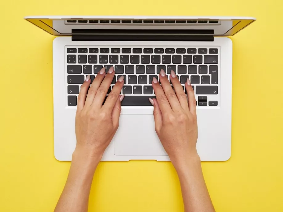 Laptopon dolgozol? Így kerüld el, hogy a gerinced bánja!