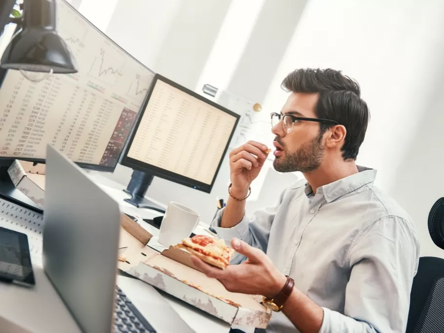 5 ok, amiért szigorúan tilos a monitor előtt ülve ebédelni