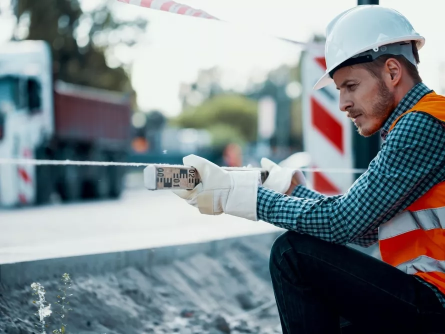 Kevés az ember, folyamatosan kúszik fel a fizikai dolgozók bére