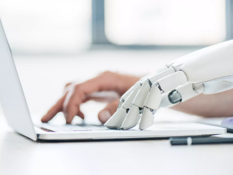 Jobban érezzük magunkat, ha robotok helyettesítenek minket, mint ha más munkatársak?!