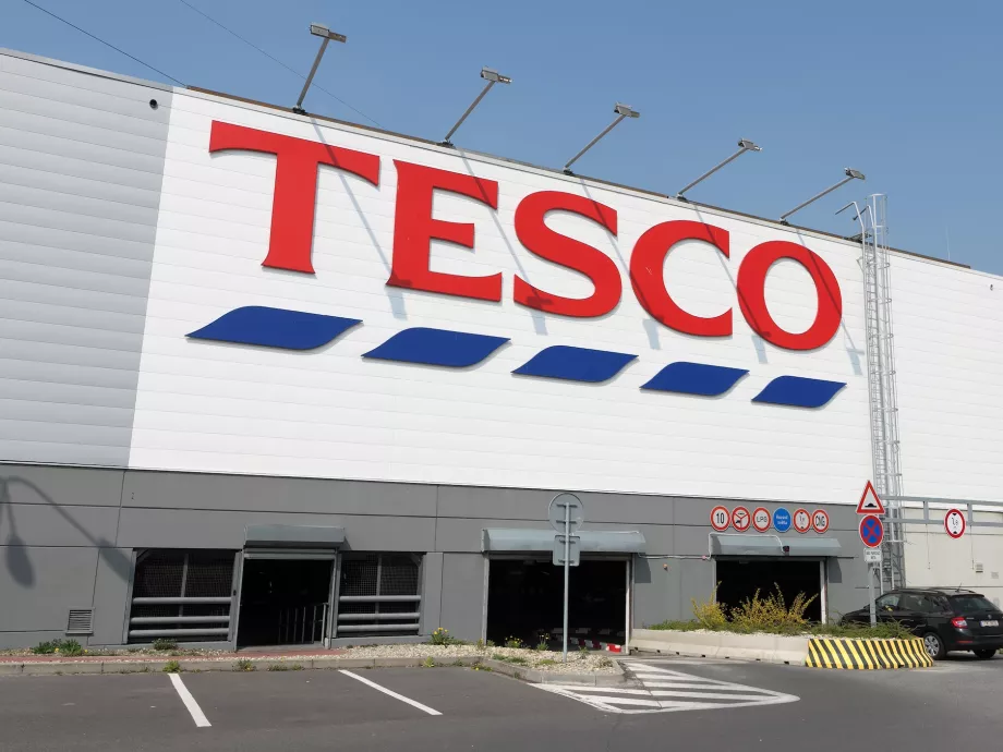 A Tesco idén is két alkalommal emeli a munkatársak bérét