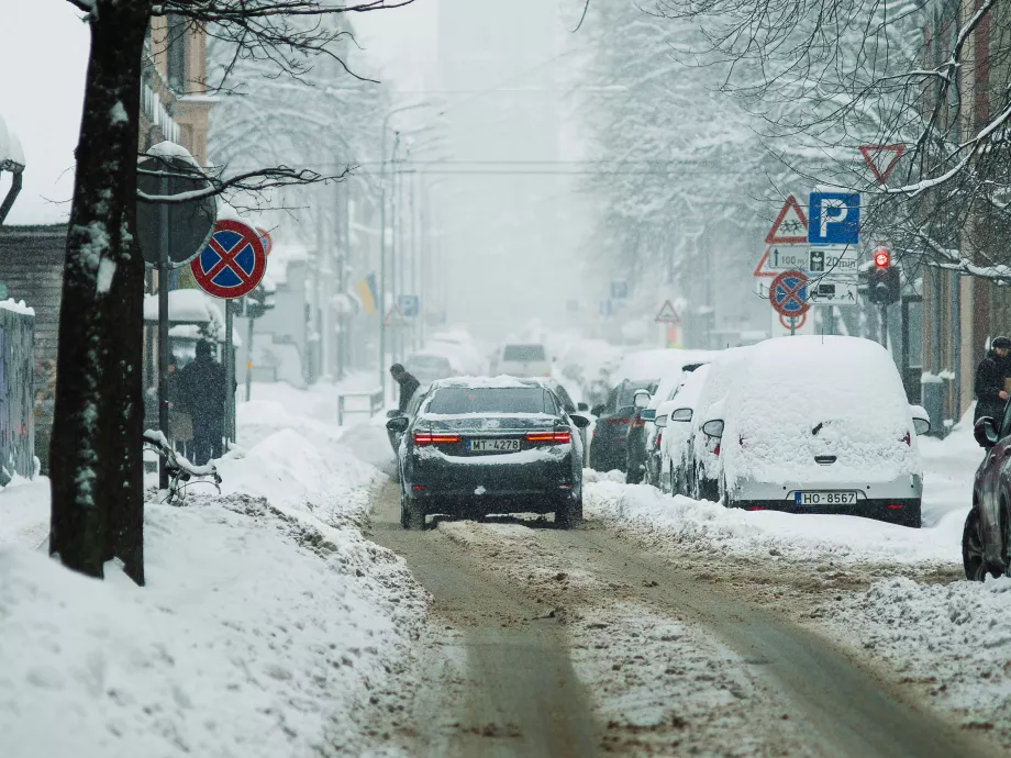Büntethető-e az a munkavállaló, aki az időjárási körülmények miatt késik a munkából?