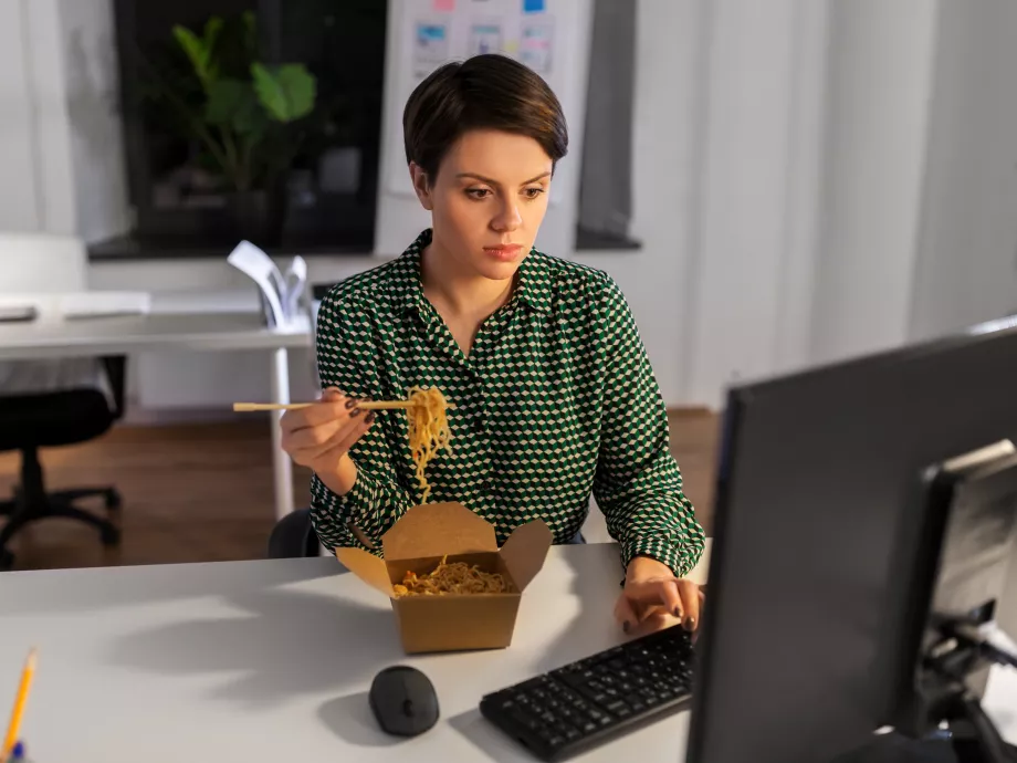 A home office még a testsúlyunkra is hatással lehet: erre figyelj az otthoni munkavégzés során