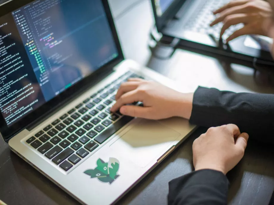 A nők gyorsabban helyezkednek el programozóként, mint a férfiak