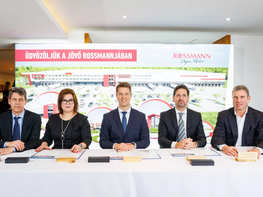 28000 négyzetméteres logisztikai központ, 4000 négyzetméteres iroda a terv 2025-ig a Rossmann-nál