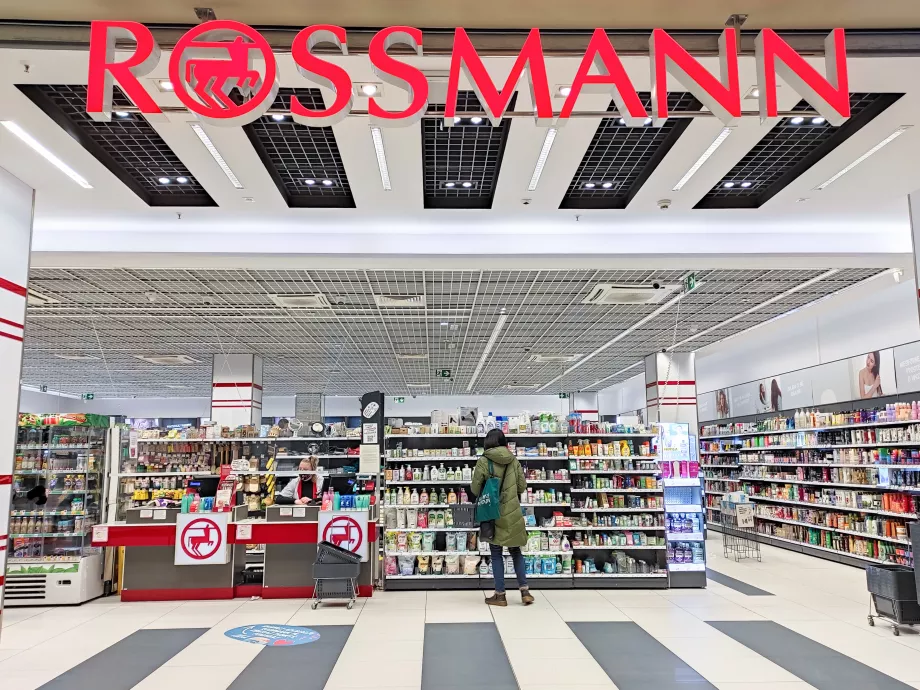 A Rossmann új kampányában mondvacsinált munkahelyi előnyöknek állít görbe tükröt