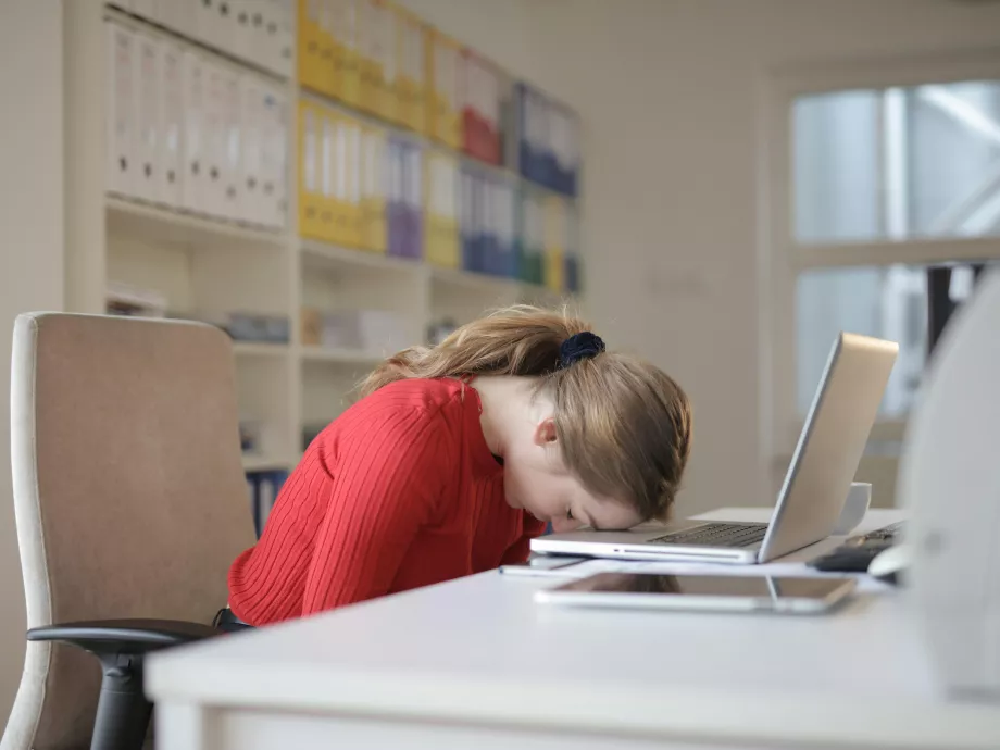 Introvertáltság mint kiégési rizikófaktor: mi történik, ha egy dolgozó hosszú távon láthatatlannak érzi magát?