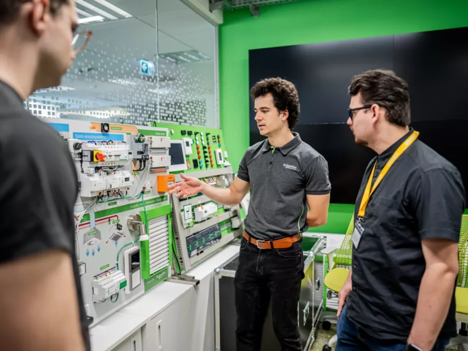 Ismét megtelt egyetemistákkal a Schneider Electric budapesti központja