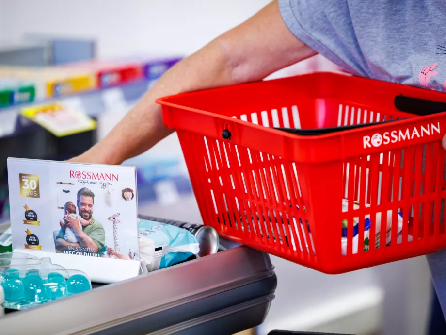 Ismét több száz millió forintot fordít a Rossmann béremelésre