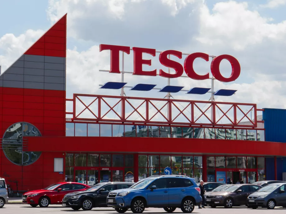 Extra juttatással és tóparti kikapcsolódással támogatja a Tesco a munkavállalóit